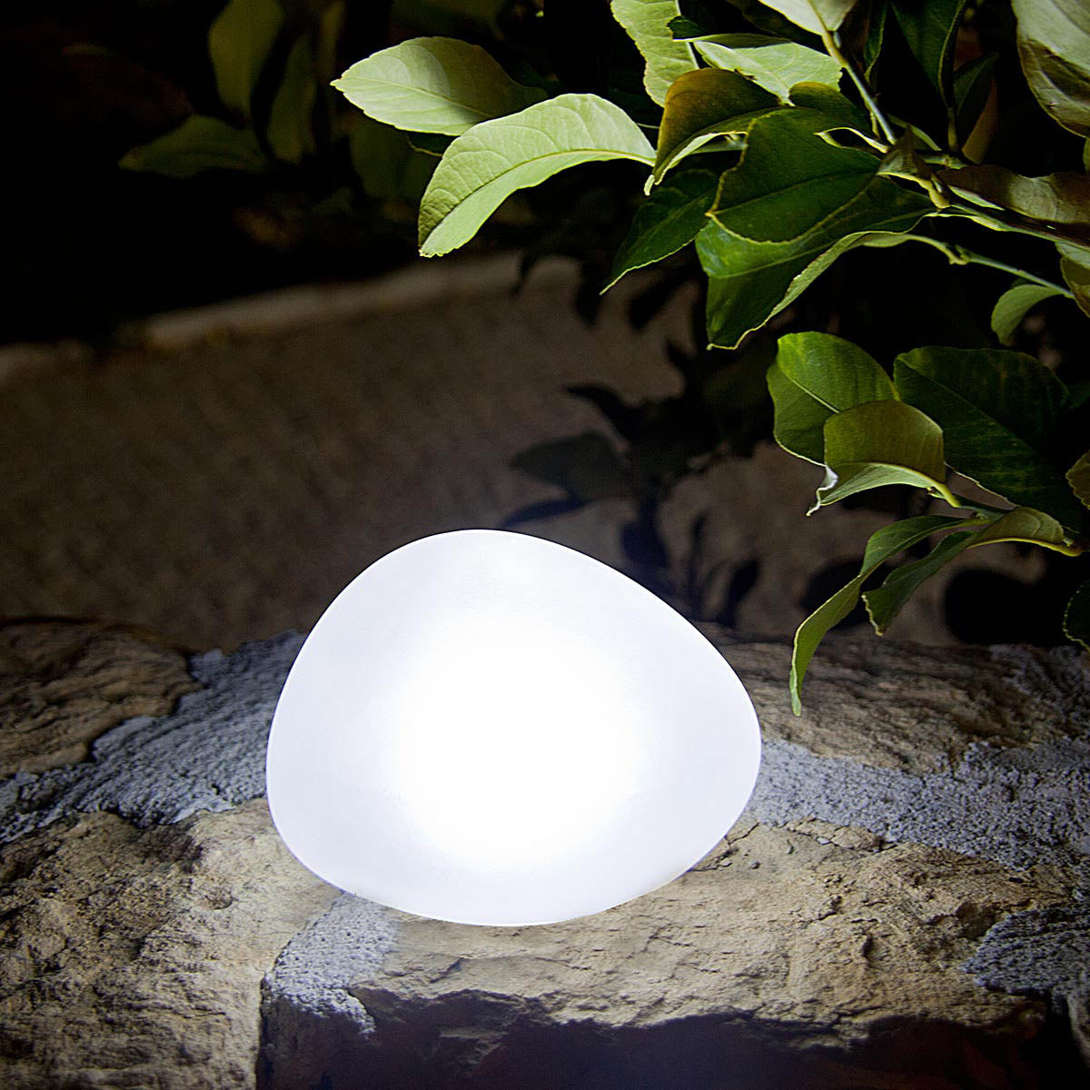 Dekorative weiße LED-Kiesel-Solarlampe SOLENZARA ∅16cm