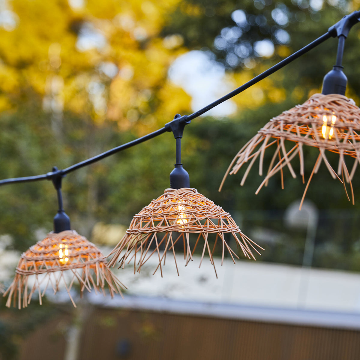 Guirlande lumineuse extérieure raccordable 102m avec 250 ampoules LED filament E27 blanc chaud HAWAII LIGHT Abat-jour polyrotin bohème