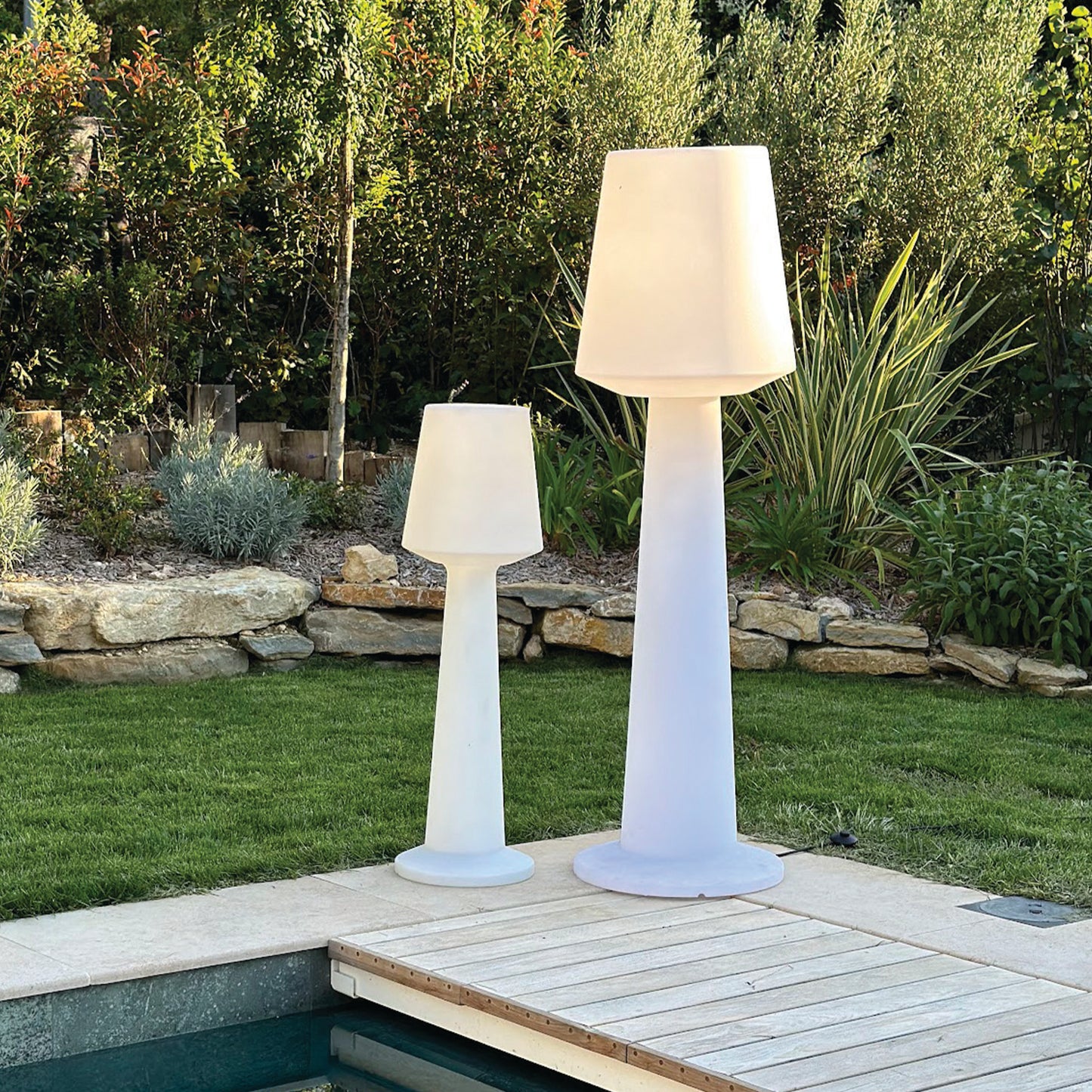 Designer-Stehleuchte mit Kabel für den Außenbereich leistungsstarke weiße LED-Beleuchtung AUSTRAL H170cm E27-Sockel