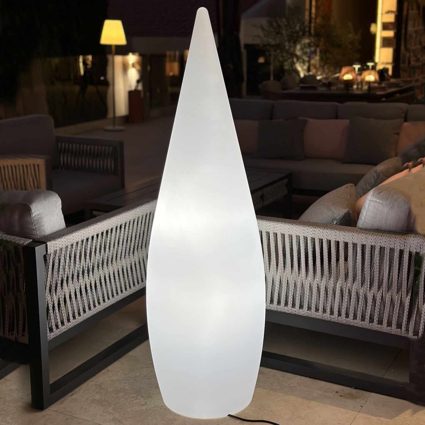 Kabelgebundene Hängeleuchte für den Außenbereich Leistungsstarke weiße LED-Beleuchtung CLASSY H150cm E27-Sockel