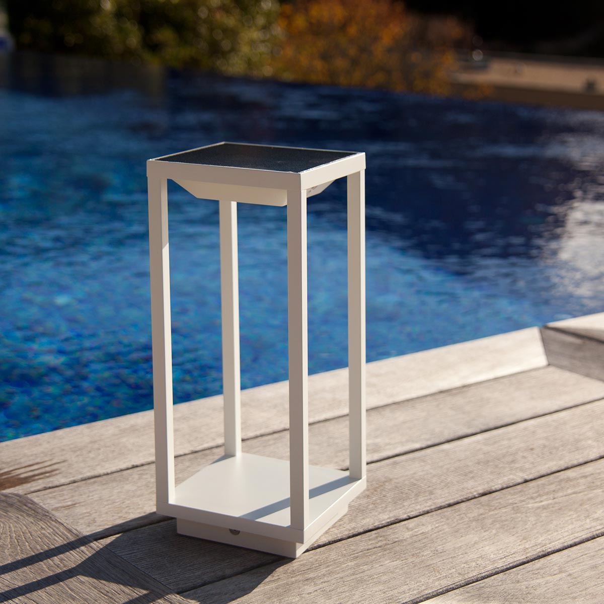 Schicke weiße Solarlaterne aus Aluminium zum Aufstellen oder Befestigen am Boden LED warmweiß HYDRA H34cm mit Schalter