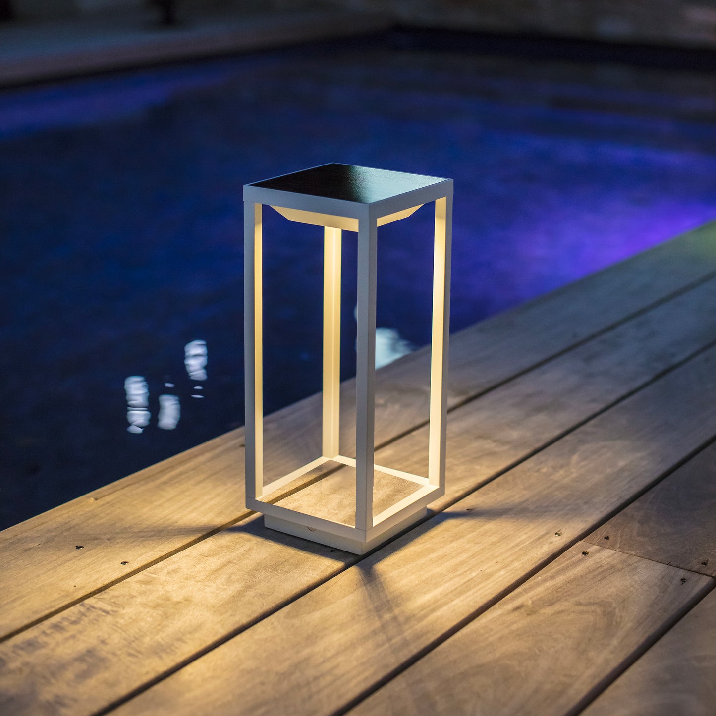 Schicke weiße Solarlaterne aus Aluminium zum Aufstellen oder Befestigen am Boden LED warmweiß HYDRA H34cm mit Schalter