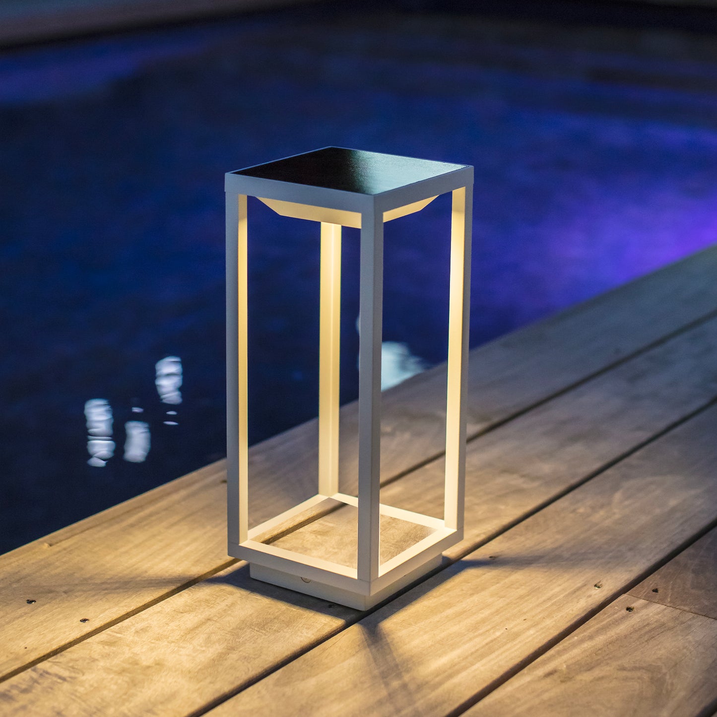 Schicke weiße Solarlaterne aus Aluminium zum Aufstellen oder Befestigen am Boden LED warmweiß HYDRA H34cm mit Schalter