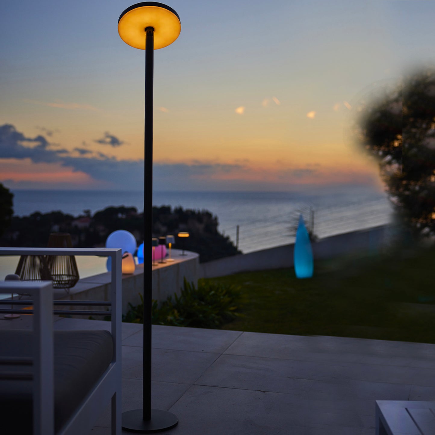 Solar- und Akku-Stehleuchte mit Metallfuß LED warmweiß / dimmbar weiß STANDY SOLAR H150cm