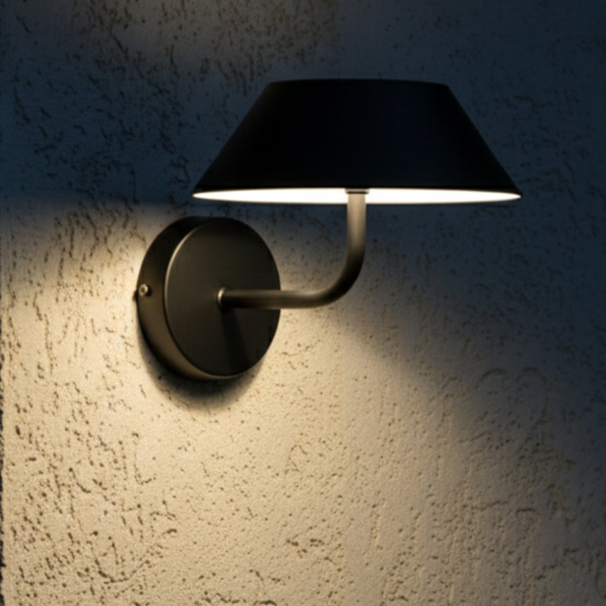 Lot de 2 appliques murales solaires noires LED blanc chaud 200 lumens avec télécommande IP65 2x NERIO WALL H18cm