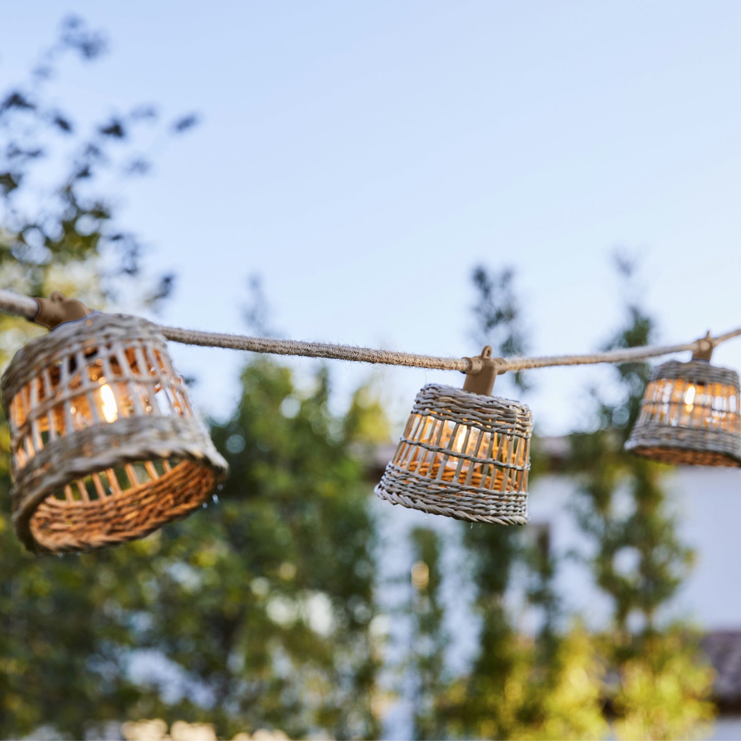 Guirlande lumineuse extérieur raccordable 10 abat-jour naturels en rotin SAMOA LIGHT HYBRID LED blanc chaud 8m solaire et sur secteur
