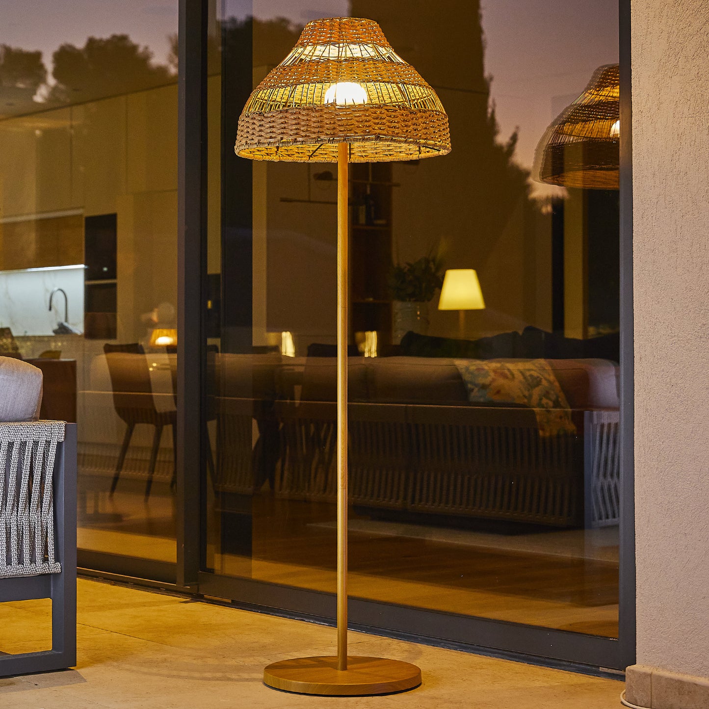 Lampadaire sans fil pied metal LED blanc et multicolore dimmable ELION en rotin H168cm avec télécommande