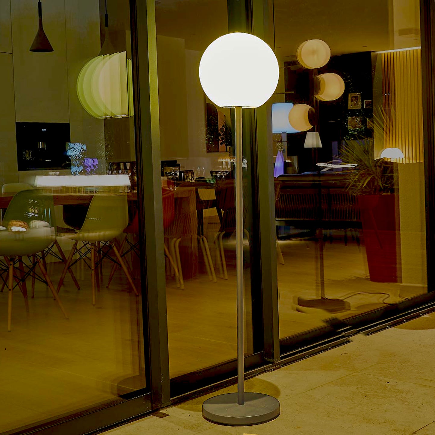 Wiederaufladbare leuchtende Stehlampe mit Metallfuß skandinavisches Design LED warmweiß/weiß dimmbar LUNY TALL H150cm