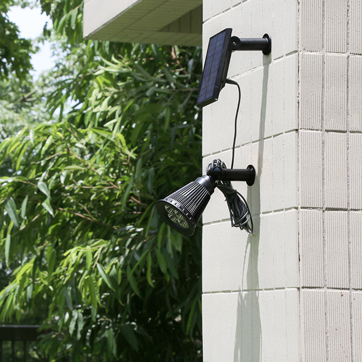 Set mit 2 solarbetriebenen 2-in-1-Spots zum Kleben oder Befestigen. Leistungsstarke dimmbare weiße LED-Beleuchtung SPIKY AWAY H42cm