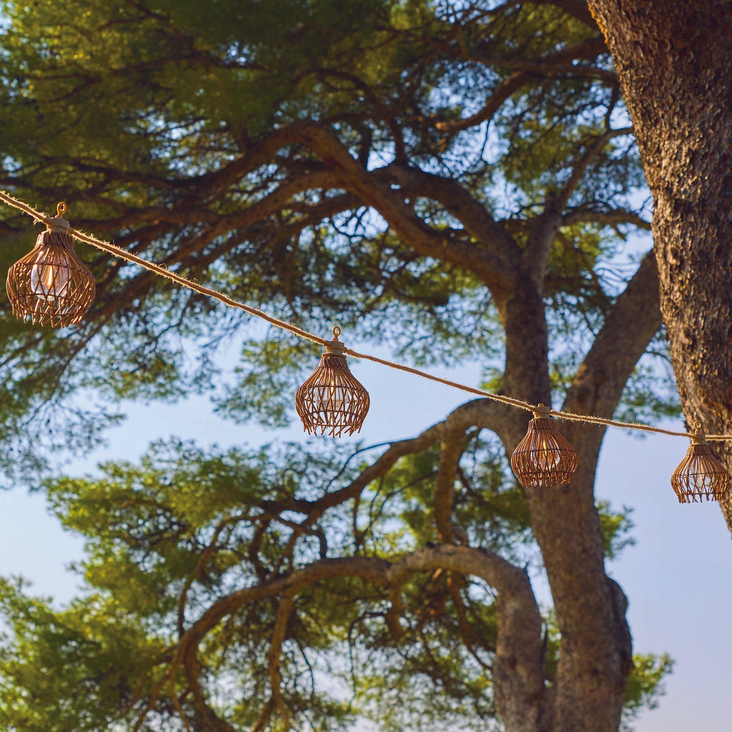 Guirlande lumineuse extérieur raccordable 10 abat-jour en polyrotin ROTILIA LIGHT HYBRID blanc chaud 8m solaire et sur secteur