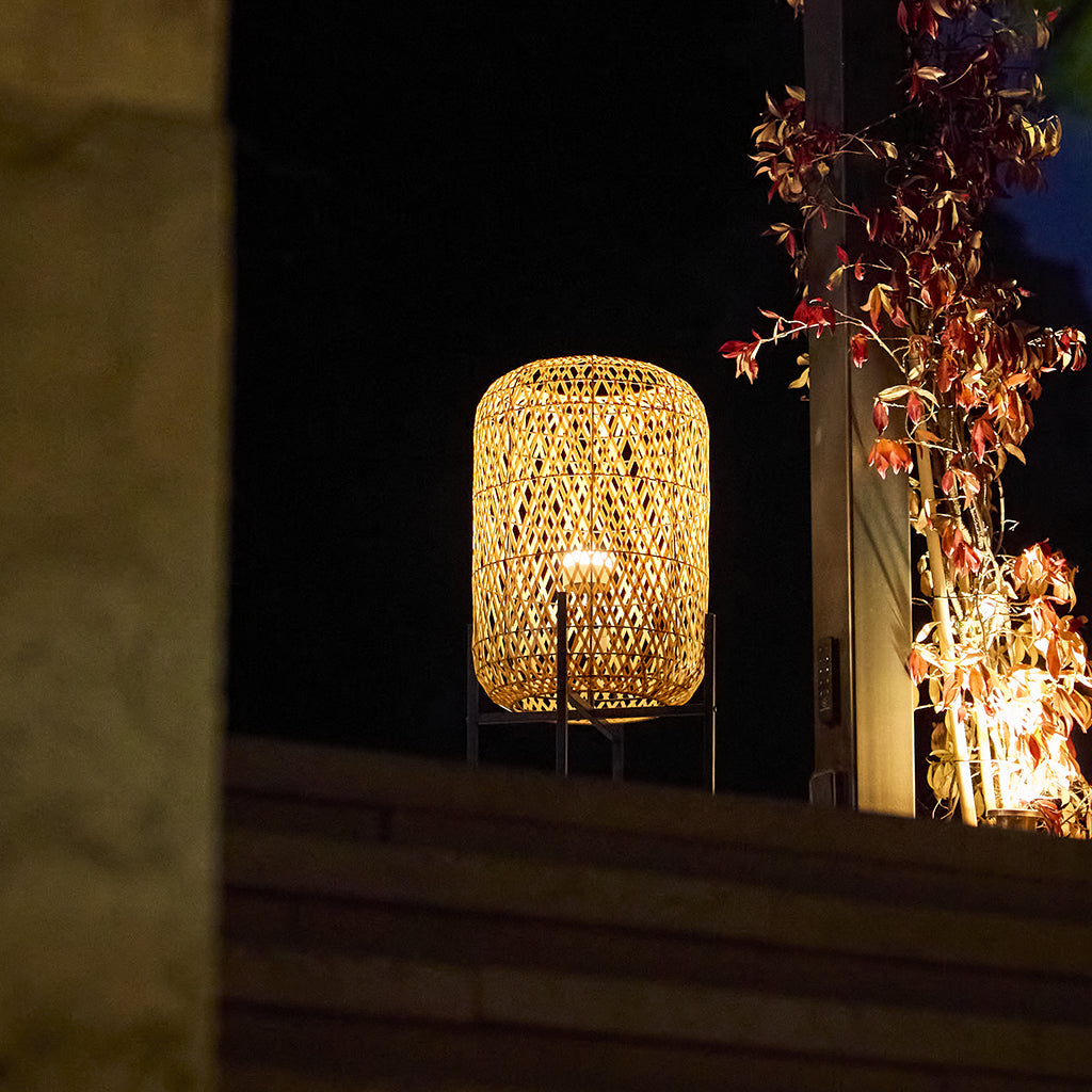 Lampadaire sans fil à 4 pieds metal LED blanc et multicolore dimmable en poly rotin H150cm avec télécommande