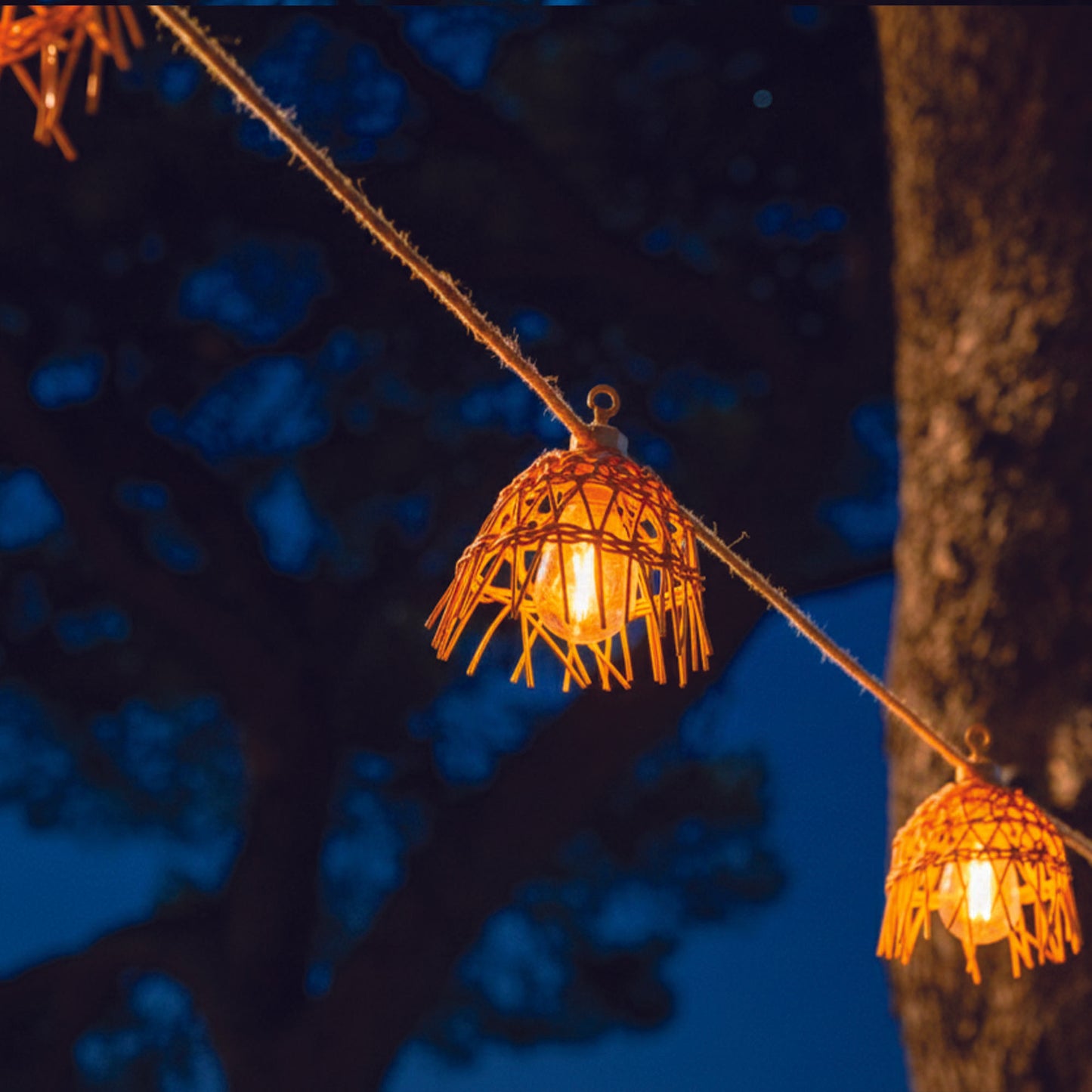 Guirlande lumineuse solaire et sur secteur raccordable en corde 20 ampoules transparentes LED blanc chaud dimmable MINI HAWAI LIGHT HYBRID 13m