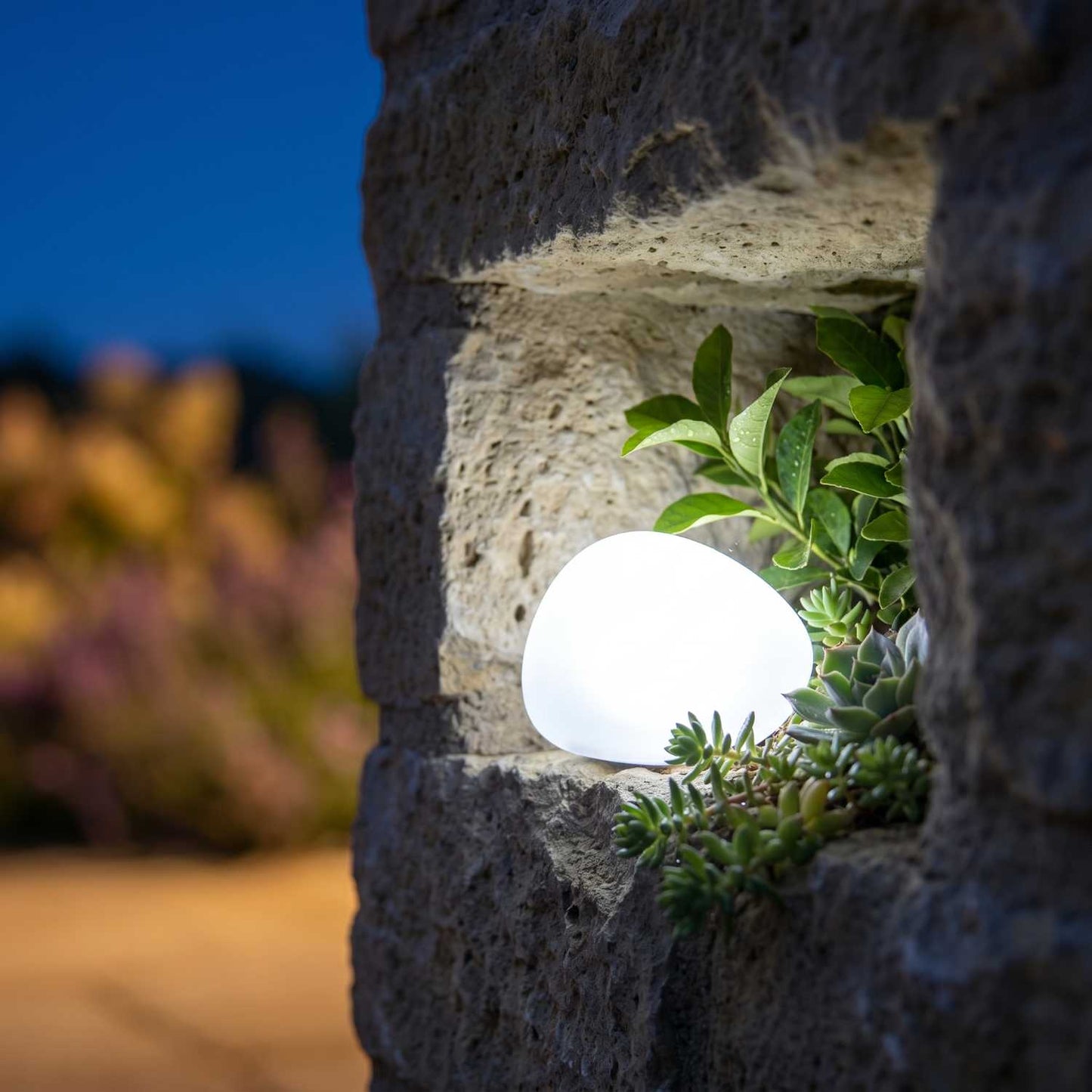 Dekorative weiße LED-Kiesel-Solarlampe SOLENZARA ∅16cm