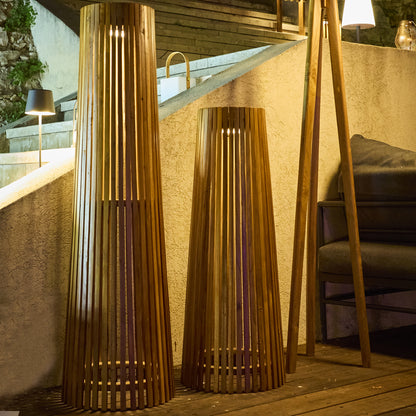 Lampadaire d'extérieur solaire TECKA TALL en bois teck avec module LED blanc chaud et télécommande H120cm