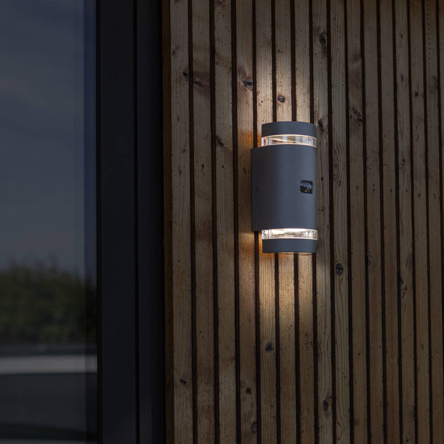 Applique murale d'extérieur sur secteur FOCUS SENSOR avec détecteur de mouvement aluminium gris éclairage culot GU10 bidirectionnelle H23,9cm