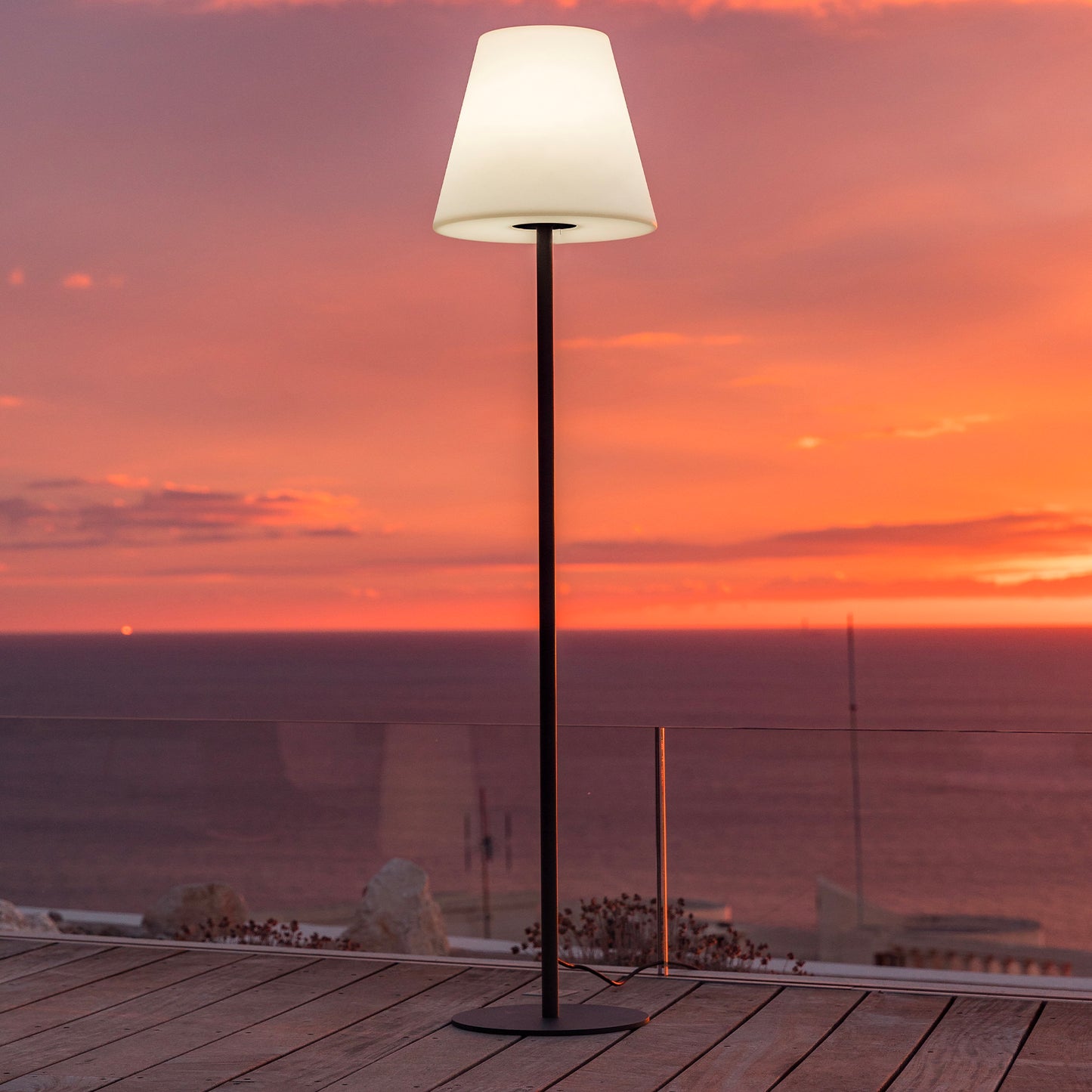 Drahtgebundene Stehlampe mit Stahlsockel für den Außenbereich Leistungsstarke weiße LED-Beleuchtung STANDY H150cm E27-Sockel
