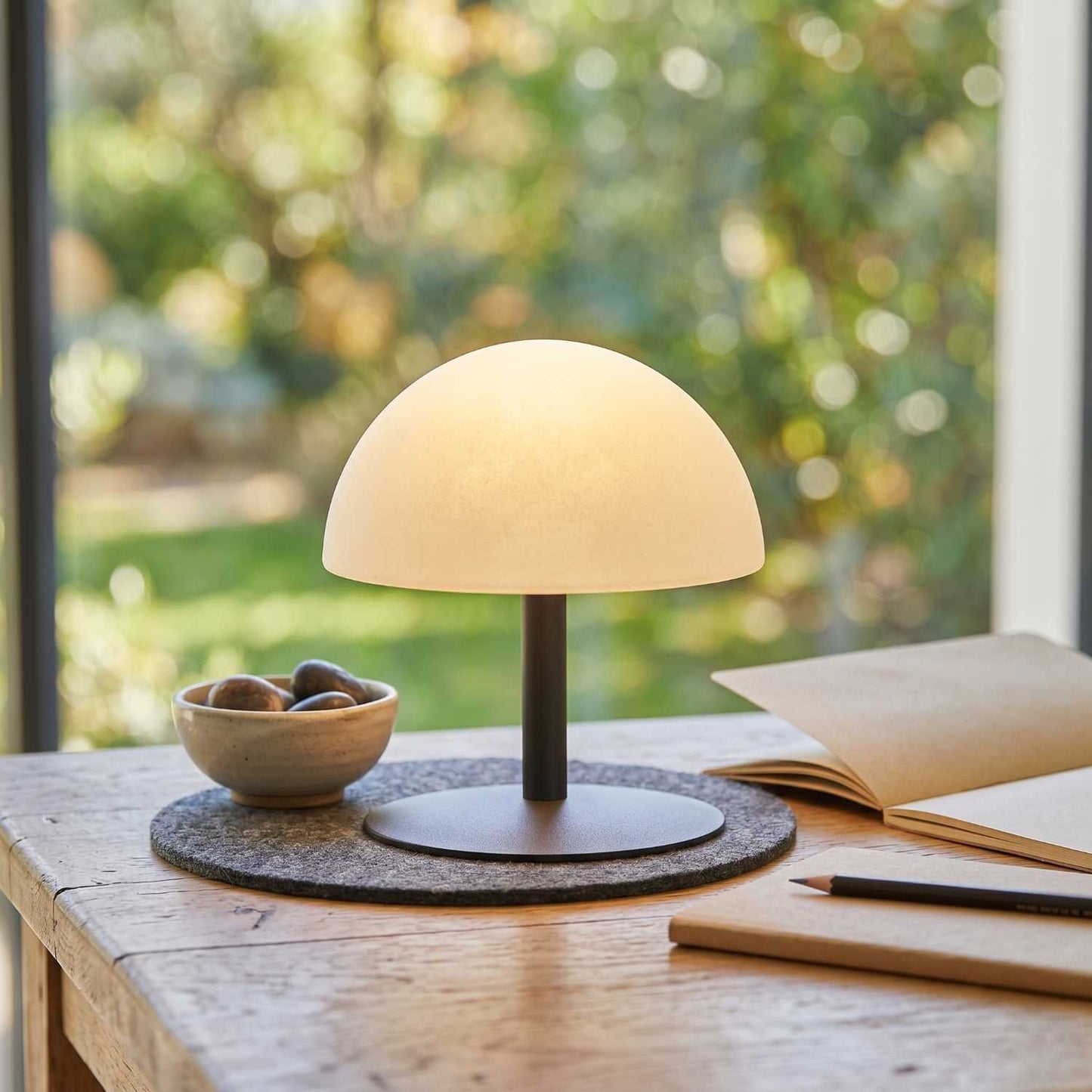 NEPTUNE ROCK H20cm warmweiß/weiß dimmbare LED-Akku-Tischleuchte grauer Stahlfuß