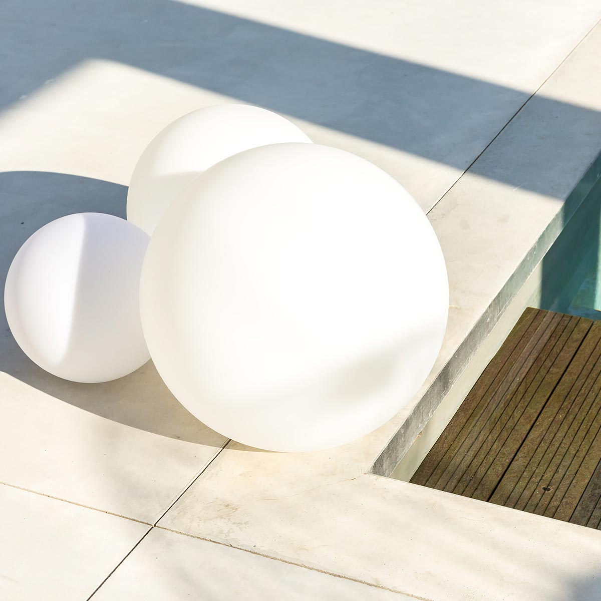 Boule lumineuse filaire pour extérieur éclairage puissant LED blanc BOBBY ∅60cm culot E27 - REDDECO.com