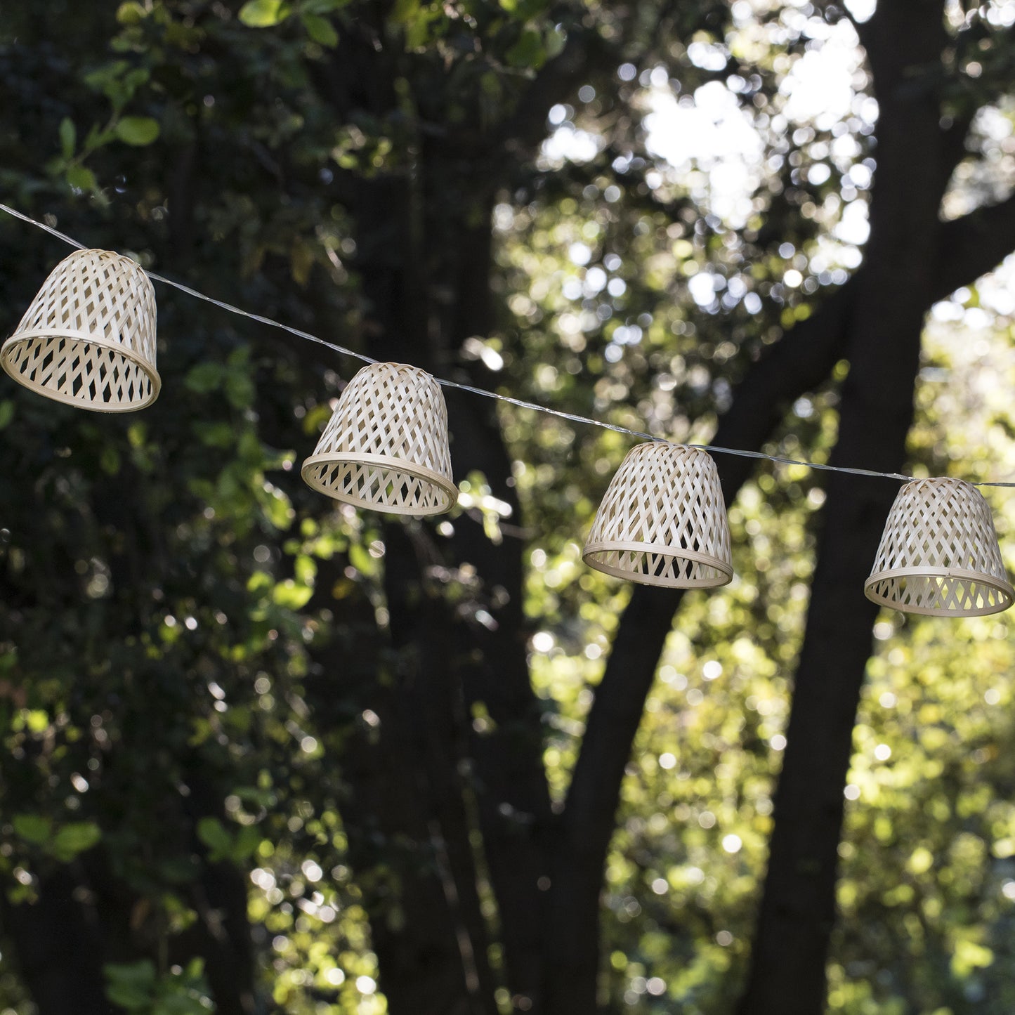 Solarbetriebene Lichtergirlande mit natürlichem Bambusstecker 10 warmweiße LED-Lampenschirme CHILL HYBRID 3,80m
