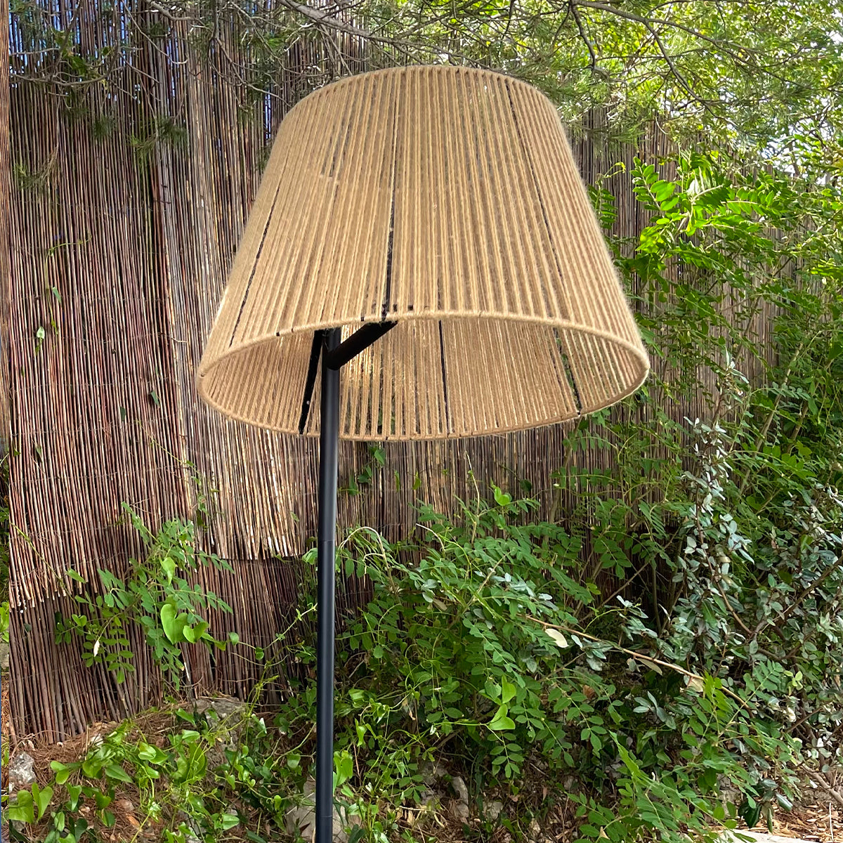 OCTAVIO dimmbare weiße und mehrfarbige LED-Stehlampe mit Metallfuß, kabellos, H170 cm, mit Fernbedienung